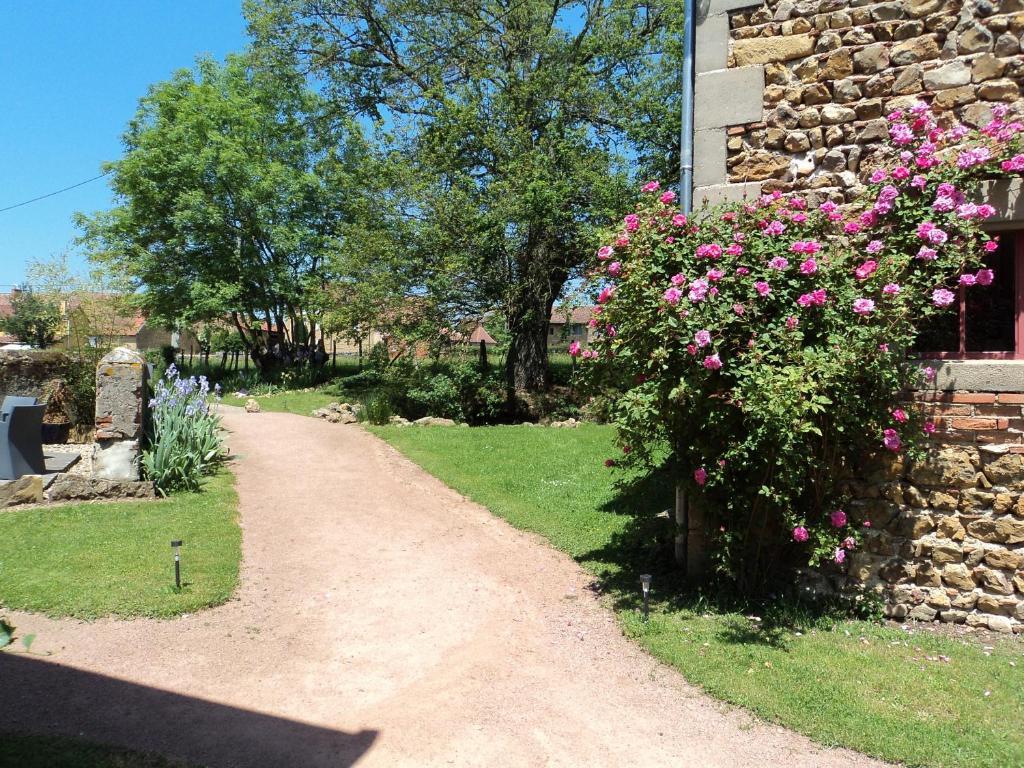 Chambres D'Hotes La Vie En Roses Iguerande Eksteriør billede